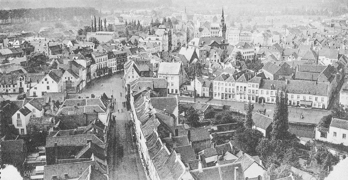 Oude zwart-witpostkaart: panorama over de daken van Lier met de Grote Markt